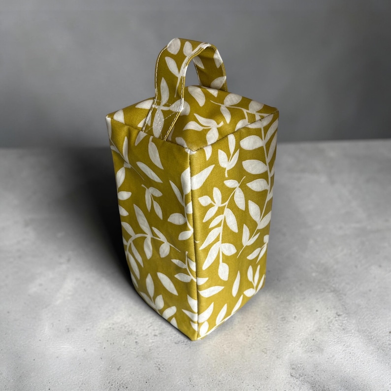 Tope de puerta con diseño de hoja en hule – Elegante accesorio para el hogar de tela en hule mate imagen 1