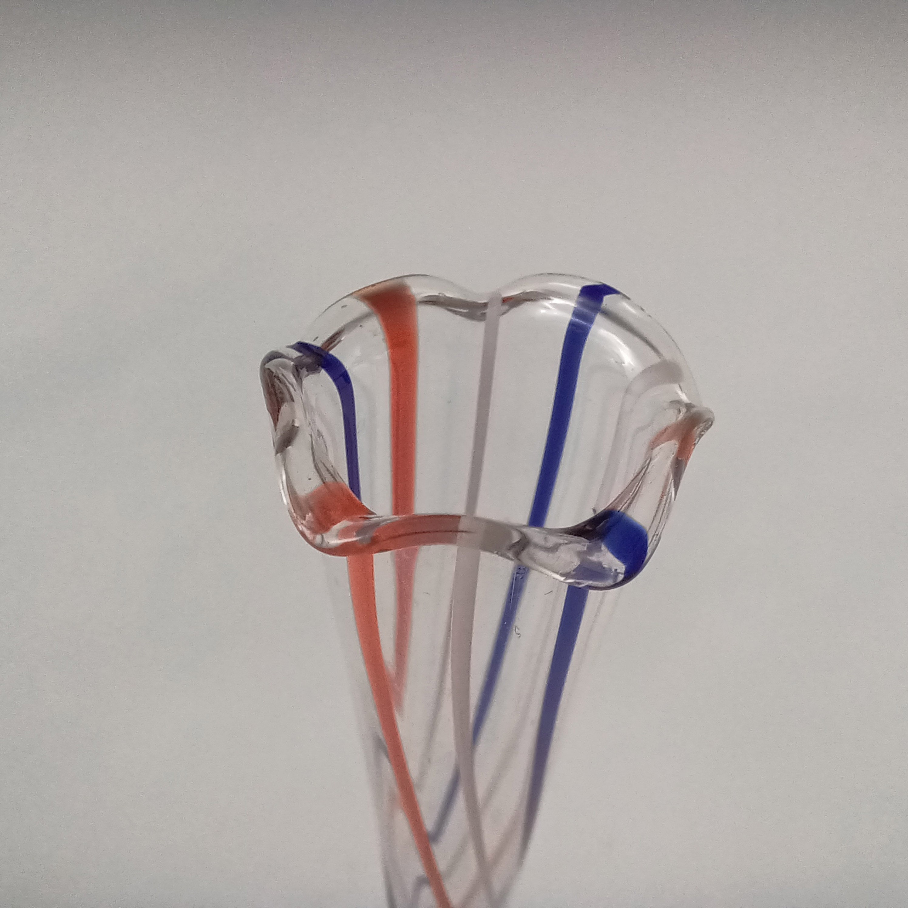ヴィンテージの青と赤のストライプ柄ランプワークガラスの花瓶 - Etsy 日本