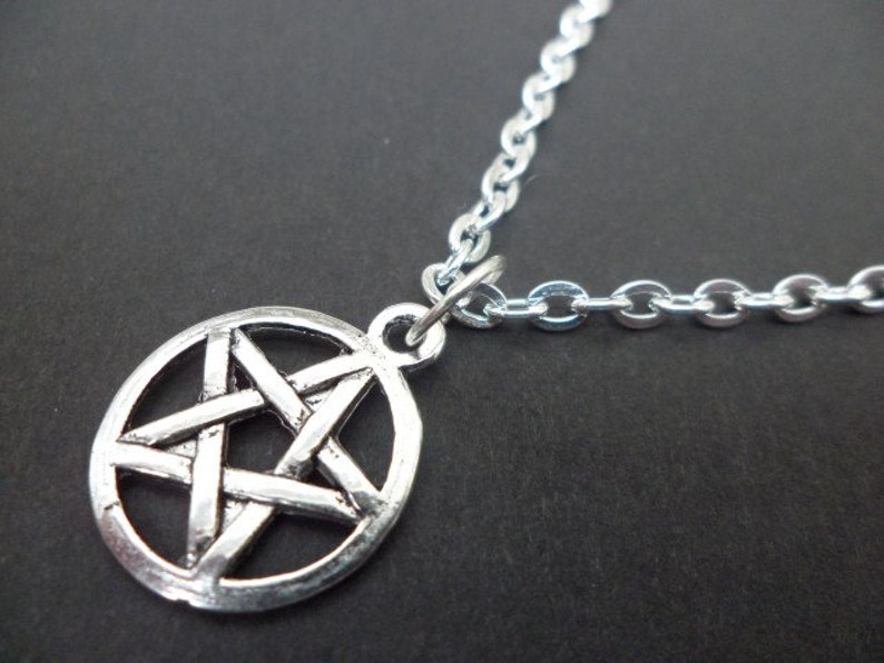 PENTAGRAM PENTACLE CHARM NECKLACE PENDANT 18 & 20 silver plated chain gift bag 
