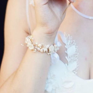 pulsera nupcial floral, pulsera nupcial hecha a mano con flores y perlas, pulsera nupcial de cristal, pulsera de boda de novia imagen 1