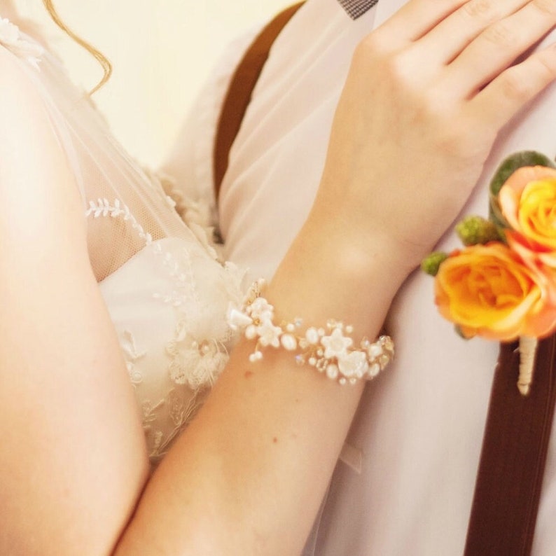 pulsera nupcial floral, pulsera nupcial hecha a mano con flores y perlas, pulsera nupcial de cristal, pulsera de boda de novia imagen 2