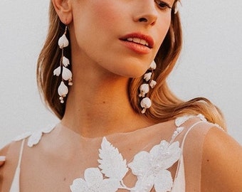 Boucles d'oreilles pendantes de mariée fleurs blanches, boucles d'oreilles originales, boucles d'oreilles de mariage, boucles d'oreilles de mariage fleurs en argile faites main, boucles d'oreilles pendantes de mariée en or,