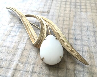 Große Vintage Mod weißen Stein Brosche - SARAH COVENTRY Wirbel Spray Goldtone Sixties