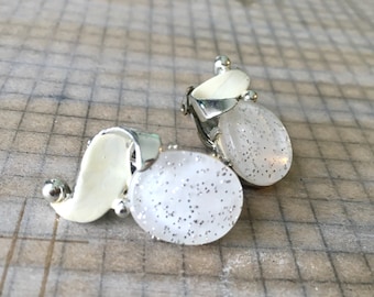 Vintage Confeti Lucite Pendientes - Plástico Clip Back Pendientes Blanco Esmalte Silvertone