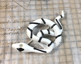 Pin de serpiente de esmalte vintage ? Mod Kitschy Reptile Brooch ? Serpiente Negra y Blanca