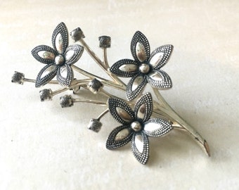 Broche de plata esterlina Kollmar & Jourdan / Broche floral de plata estampada / Diseño milgrain