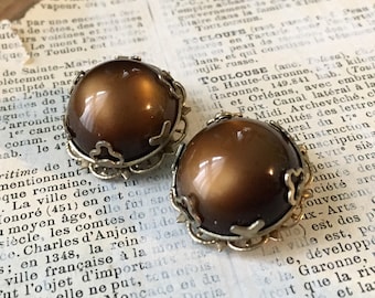 Vintage marrón Moonglow Lucite pendientes domed filigrana Goldtone Clip Pendientes