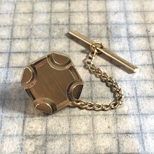 Vintage SWANK-dasspeld | Geometrisch geborstelde goudkleurige pin | Boxed Tie Jewelry Herenaccessoires Gentleman