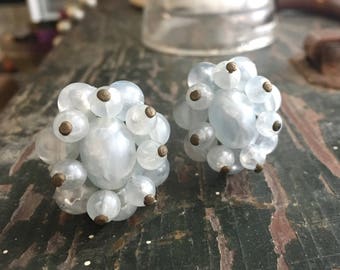 Pendientes de clip vintage de lucita azul con racimo / Austria