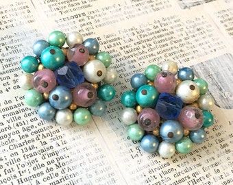 Pendientes de clip vintage TARA con perlas de imitación en tonos pastel, década de 1960.