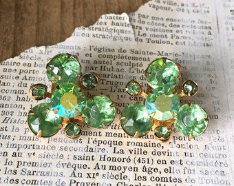 Pendientes de clip vintage con diamantes de imitación verdes / Aurora Boreal, década de 1950