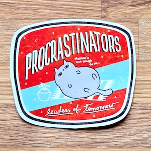 Könnte beinhalten: Ein roter und blauer Aufkleber mit einer Comic-Katze und dem Text "Procrastinators" und "Leaders of Tomorrow". Die Katze liegt auf einem blau-weiß gestreiften Handtuch mit einer Palme und einer Kokosnuss im Hintergrund. Der Text "Morgen ist nicht genug für mich" ist in kleinerer Schrift über der Katze geschrieben.