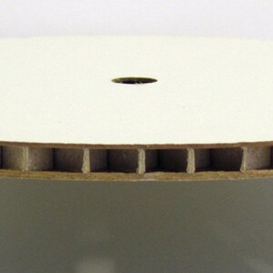 Peut inclure: Un disque en carton blanc avec un trou au centre. Le bord du disque est en carton ondul&eacute;.
