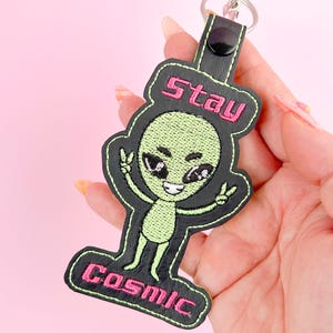 Bleiben Sie kosmischen Alien Taschenanhänger, Kawaii UFO Schlüsselanhänger, süßes Alien Geschenk, Alien Ästhetik Schlüsselanhänger, Snap Tab, handgefertigt USA
