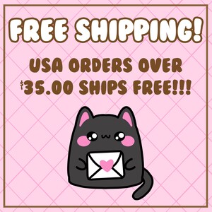 Pu&ograve; includere: Un'illustrazione di un gatto nero dei cartoni animati che tiene una busta bianca con un cuore rosa su uno sfondo a scacchi rosa e bianco. Il testo "FREE SHIPPING! USA ORDERS OVER $35.00 SHIPS FREE!!!" &egrave; scritto in testo marrone.