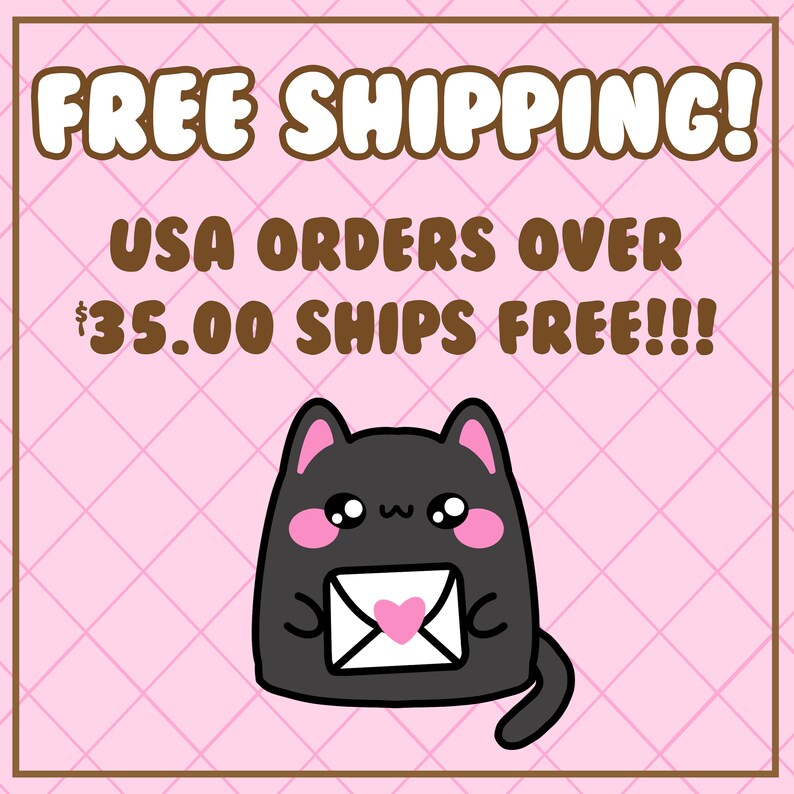 Pu&ograve; includere: Un'illustrazione di un gatto nero dei cartoni animati che tiene una busta bianca con un cuore rosa su uno sfondo a scacchi rosa e bianco. Il testo "FREE SHIPPING! USA ORDERS OVER $35.00 SHIPS FREE!!!" &egrave; scritto in testo marrone.