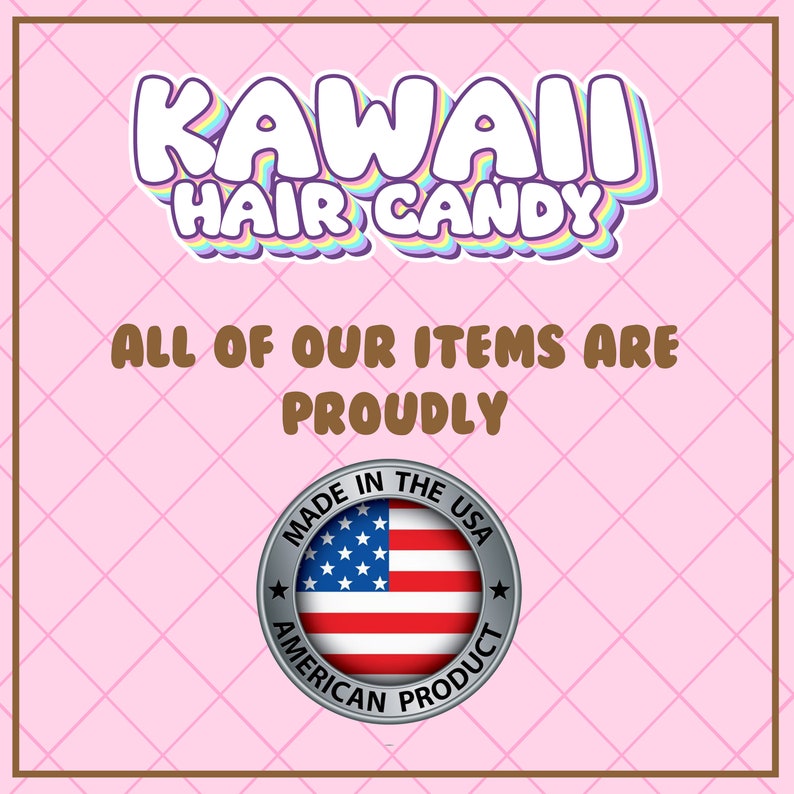 Pu&ograve; includere: Uno sfondo a scacchi rosa e bianco con il testo "KAWAII HAIR CANDY" in colori arcobaleno. Sotto il testo c'&egrave; la frase "ALL OF OUR ITEMS ARE PROUDLY" in testo marrone. Un cerchio argentato con una bandiera americana rossa, bianca e blu all'interno e il testo "MADE IN THE USA AMERICAN PRODUCT" attorno alla bandiera.