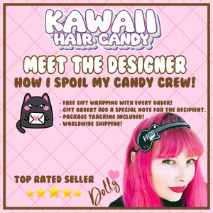 Pu&ograve; includere: Uno sfondo rosa e bianco con un gatto nero che tiene una busta rosa. Il testo "KAWAII HAIR CANDY" &egrave; in colori arcobaleno. Il testo "MEET THE DESIGNER HOW I SPOIL MY CANDY CREW!" &egrave; in marrone. Il testo "FREE GIFT WRAPPING WITH EVERY ORDER! GIFT ORDER? ADD A SPECIAL NOTE FOR THE RECIPIENT. PACKAGE TRACKING INCLUDED! WORLDWIDE SHIPPING!" &egrave; in nero. Il testo "TOP RATED SELLER Dolly" &egrave; in nero con un cuore rosa. Cinque stelle dorate si trovano sotto il testo.