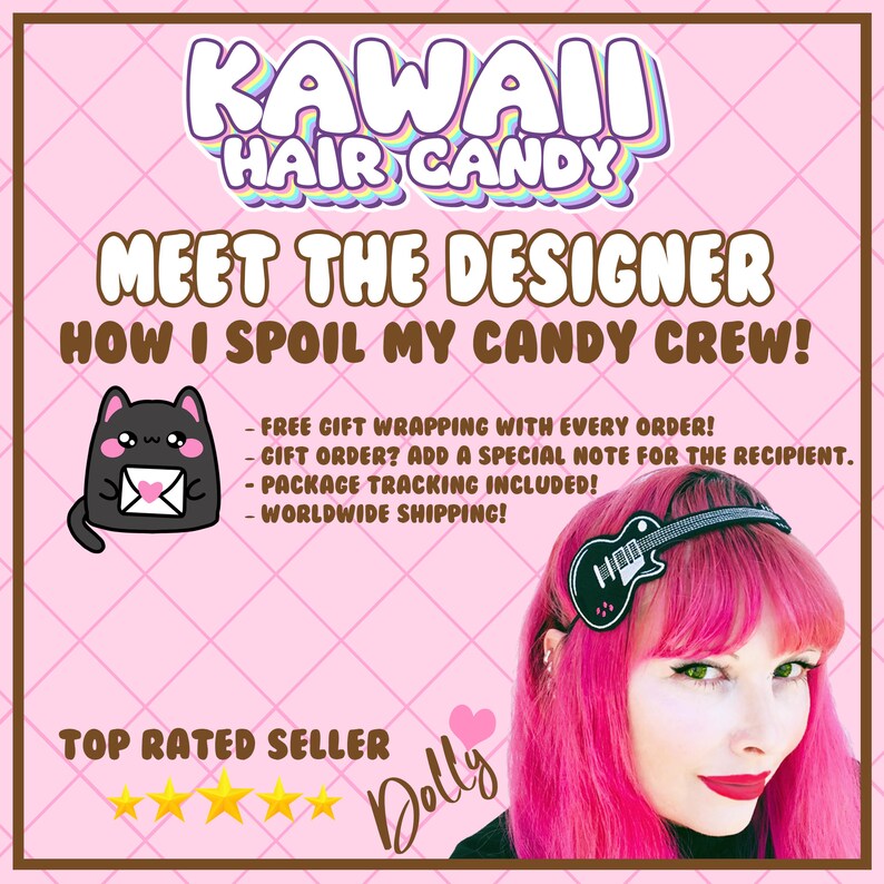 Pu&ograve; includere: Uno sfondo rosa e bianco con un gatto nero che tiene una busta rosa. Il testo "KAWAII HAIR CANDY" &egrave; in colori arcobaleno. Il testo "MEET THE DESIGNER HOW I SPOIL MY CANDY CREW!" &egrave; in marrone. Il testo "FREE GIFT WRAPPING WITH EVERY ORDER! GIFT ORDER? ADD A SPECIAL NOTE FOR THE RECIPIENT. PACKAGE TRACKING INCLUDED! WORLDWIDE SHIPPING!" &egrave; in nero. Il testo "TOP RATED SELLER Dolly" &egrave; in nero con un cuore rosa. Cinque stelle dorate si trovano sotto il testo.
