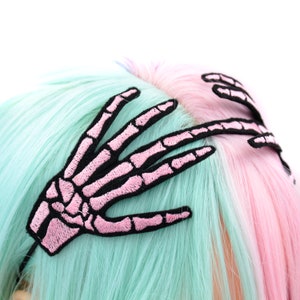 Diadema gótica con mano de esqueleto / Accesorio único para el cabello / Moda gótica con estilo