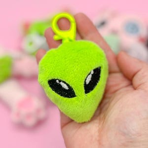 Ciondoli per zaino di peluche a forma di alieno spaziale UFO - Grazioso accessorio per borsa, accessori per rave, regalo spaziale, ciondoli per borse, rapimento alieno extraterrestre