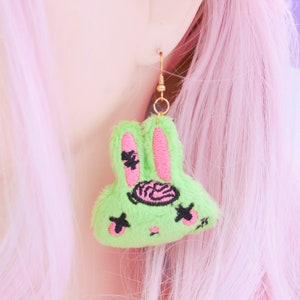 Pendientes de peluche de conejito zombi kawaii, estilo gótico pastel, ropa rockabilly, peluche kawaii, regalo para amantes de los zombis, pendientes de Halloween, joyería hecha a mano