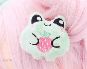 Kawaii jordgubbsgroda plyschspänne, handgjorda estetiska söta hårspännen, födelsedagspresenter, grodhårtillbehör, söta grodprylar, grodplysch