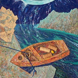 Puede incluir: Un pequeño bote de madera con una cuerda azul atada flota en un cuerpo de agua azul y verde. El bote está lleno de pequeñas cajas y un limón amarillo. El fondo es un cielo azul oscuro con un remolino blanco y azul.