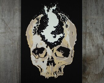 Puede incluir: Una impresión en blanco y negro de una calavera con un diseño blanco dentro de la calavera. La calavera está sobre un fondo negro.