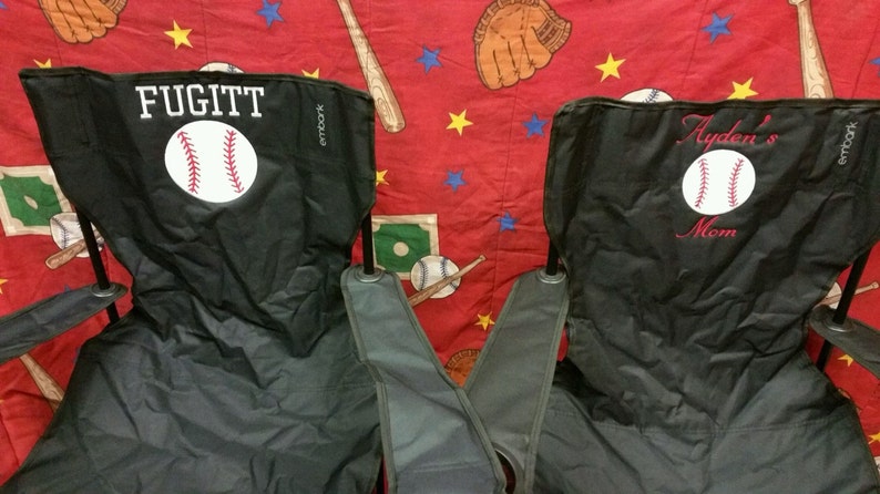 Pu&ograve; includere: Due sedie pieghevoli nere con palle da baseball ricamate e testo personalizzato. La sedia a sinistra dice "FUGITT" e la sedia a destra dice "Ayden's Mom".