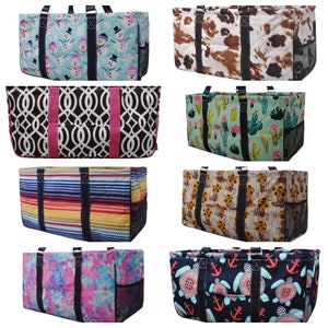 K&ouml;nnte beinhalten: Acht verschiedene Tragetaschen mit verschiedenen bunten Mustern. Die Muster umfassen Schneem&auml;nner, Kuhmuster, Kakteen, Streifen, Sonnenblumen, Meeresschildkr&ouml;ten und geometrische Muster. Jede Tasche hat schwarze Tr&auml;ger und eine Netztasche.