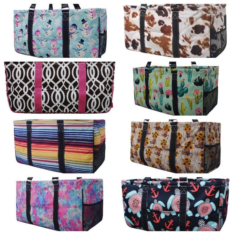 K&ouml;nnte beinhalten: Acht verschiedene Tragetaschen mit verschiedenen bunten Mustern. Die Muster umfassen Schneem&auml;nner, Kuhmuster, Kakteen, Streifen, Sonnenblumen, Meeresschildkr&ouml;ten und geometrische Muster. Jede Tasche hat schwarze Tr&auml;ger und eine Netztasche.