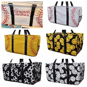 K&ouml;nnte beinhalten: Sechs verschiedene Tragetaschen mit verschiedenen Sportmotiven. Die Taschen sind alle aus Canvas und haben eine gro&szlig;e, offene Oberseite. Die Designs beinhalten Baseballs, Softballs und Fu&szlig;b&auml;lle. Die Taschen sind alle in verschiedenen Farben, darunter Wei&szlig;, Gelb, Schwarz und Rot.