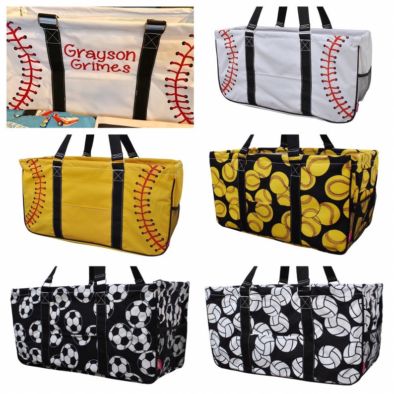 K&ouml;nnte beinhalten: Sechs verschiedene Tragetaschen mit verschiedenen Sportmotiven. Die Taschen sind alle aus Canvas und haben eine gro&szlig;e, offene Oberseite. Die Designs beinhalten Baseballs, Softballs und Fu&szlig;b&auml;lle. Die Taschen sind alle in verschiedenen Farben, darunter Wei&szlig;, Gelb, Schwarz und Rot.