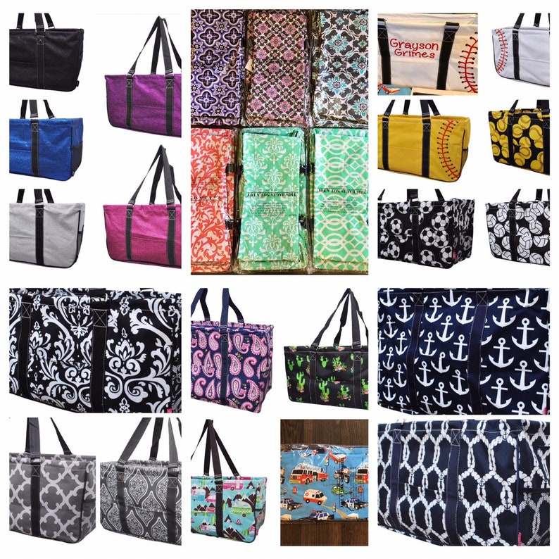 K&ouml;nnte beinhalten: Eine Collage aus verschiedenen Tragetaschen mit unterschiedlichen Mustern und Designs. Die Taschen sind aus Canvas und haben eine Vielzahl von Farben, darunter Schwarz, Wei&szlig;, Blau, Gr&uuml;n, Rot und Gelb. Einige der Taschen haben Text darauf, wie "Grayson Grimes".