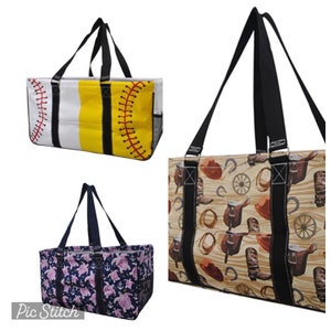 K&ouml;nnte beinhalten: Drei Einkaufstaschen mit verschiedenen Designs. Die erste Tasche hat ein wei&szlig;-gelbes Baseball-Design. Die zweite Tasche hat ein braunes und beigefarbenes Cowboy-Stiefel-Design. Die dritte Tasche hat ein rosa und blaues Meeresschildkr&ouml;ten-Design. Alle Taschen haben schwarze Griffe.