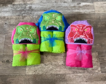 Toalla con capucha T-Rex / Toalla con capucha Dino / Decoración de baño con dinosaurios / Cumpleaños de dinosaurios / Trex / Bebé dinosaurio / Cumpleaños de tren de dinosaurios /
