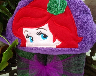 Serviette à capuche sirène / serviette de princesse / soirée à thème sous-marine / fête d'anniversaire sur le thème de l'océan / anniversaire de sirène / fête sirène / personnalisable