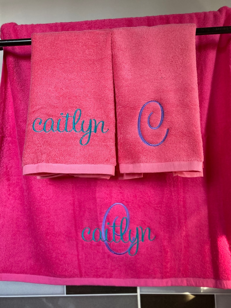 Pu&ograve; includere: Due asciugamani rosa con un asciugamano rosa sotto. Gli asciugamani superiori hanno il nome "caitlyn" ricamato su uno e l'iniziale "C" ricamata sull'altro. L'asciugamano inferiore ha il nome "caitlyn" ricamato in un cerchio.