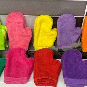 Peut inclure: Un ensemble de 10 mitaines de four en tissu &eacute;ponge de couleurs diff&eacute;rentes. Les mitaines sont dispos&eacute;es en arc-en-ciel, chaque mitaine &eacute;tant d'une couleur diff&eacute;rente&nbsp;: bleu, vert, rose, rouge, violet, orange, bleu sarcelle, jaune et bleu clair.