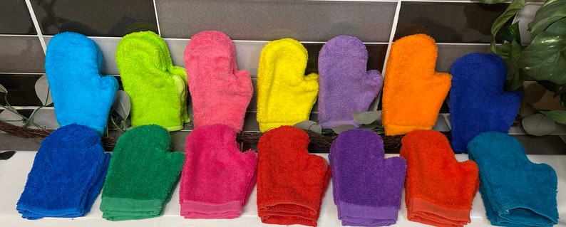 Peut inclure: Un ensemble de 10 mitaines de four en tissu &eacute;ponge de couleurs diff&eacute;rentes. Les mitaines sont dispos&eacute;es en arc-en-ciel, chaque mitaine &eacute;tant d'une couleur diff&eacute;rente&nbsp;: bleu, vert, rose, rouge, violet, orange, bleu sarcelle, jaune et bleu clair.