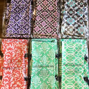 K&ouml;nnte beinhalten: Sechs wiederverwendbare Einkaufstaschen mit verschiedenen Mustern. Die Taschen sind aus leichtem Stoff und haben einen schwarzen Griff. Der Text auf den Taschen lautet "Diese Tasche ist kein Spielzeug".