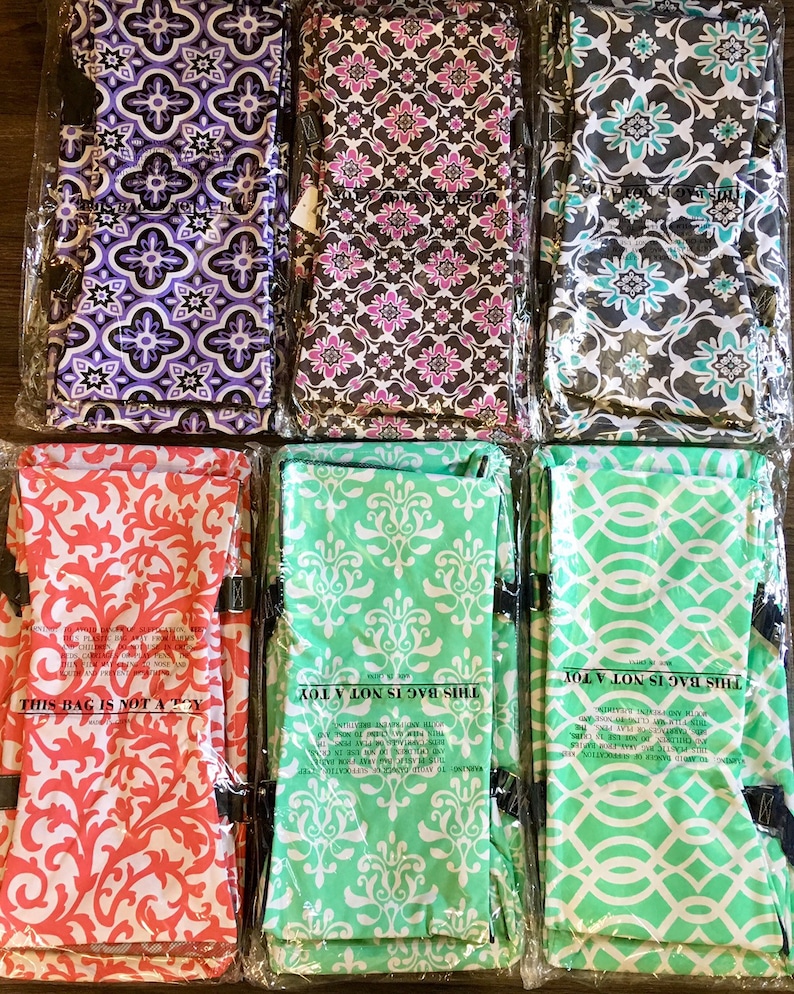 K&ouml;nnte beinhalten: Sechs wiederverwendbare Einkaufstaschen mit verschiedenen Mustern. Die Taschen sind aus leichtem Stoff und haben einen schwarzen Griff. Der Text auf den Taschen lautet "Diese Tasche ist kein Spielzeug".