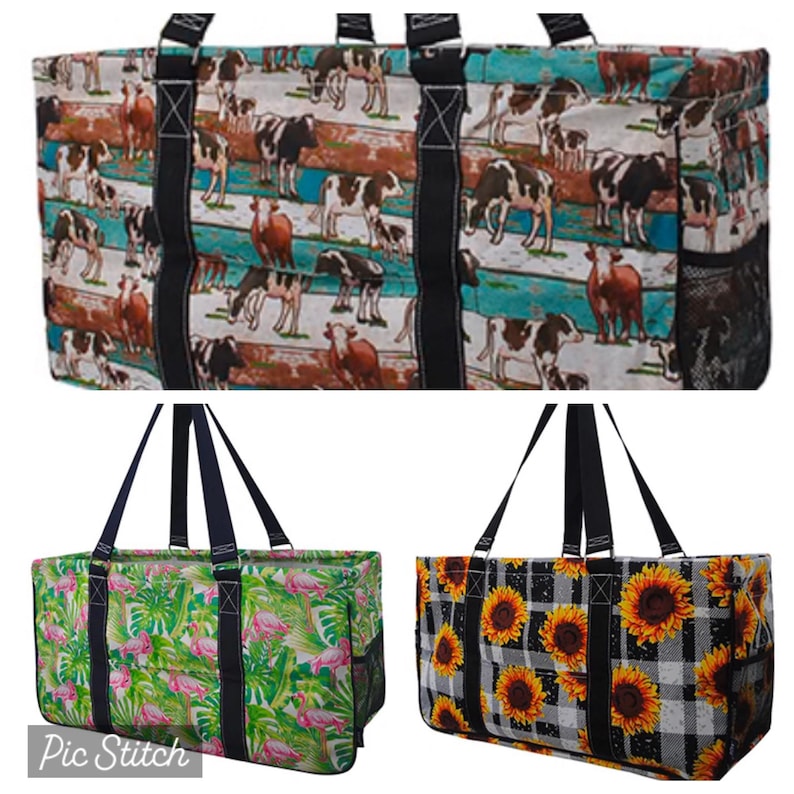 K&ouml;nnte beinhalten: Drei gro&szlig;e Tragetaschen mit verschiedenen Mustern. Die erste Tasche hat ein Kuhmuster mit t&uuml;rkisfarbenem und braunem Hintergrund. Die zweite Tasche hat einen tropischen Druck mit rosa Flamingos und gr&uuml;nen Bl&auml;ttern. Die dritte Tasche hat ein schwarz-wei&szlig;es kariertes Muster mit Sonnenblumen.