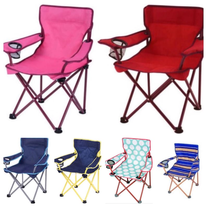 Pu&ograve; includere: Sei sedie pieghevoli con braccioli e portabevande. Le sedie sono di vari colori e motivi, tra cui rosa, rosso, blu, blu navy, turchese con pois bianchi e blu e bianco a righe.