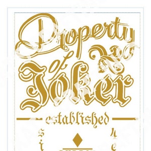 Peut inclure: Conception graphique dorée avec le texte "Property of Joker established since forever PUDDIN FREAKY style".