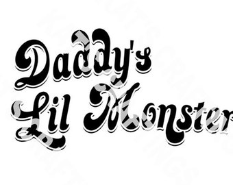 Puede incluir: Texto gráfico en blanco y negro que dice "Daddy's Lil Monster" en un estilo de fuente retro.