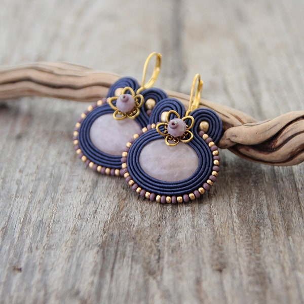 Boucles d'oreilles bleu clair avec pierres précieuses de quartz rose, bijoux en soutache