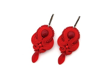 Boucles d'oreilles rouges brodées, pendantes rouges, soutache rouge