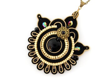 Ciondolo nero e marrone, collana a sospensione in perline, collana a sospensione soutache nera, ciondolo di onice